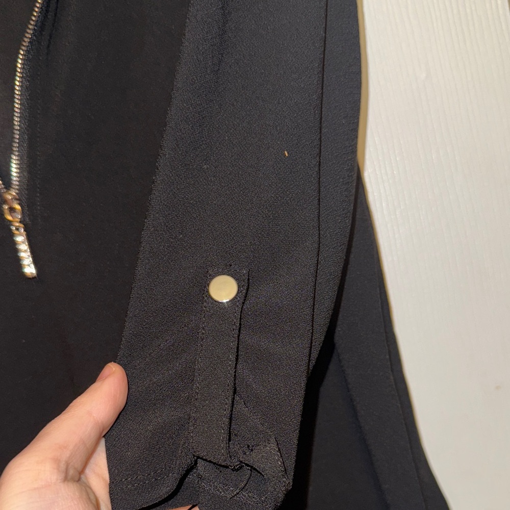 Chic Black Zippered Blouse - Picture 6 of 7